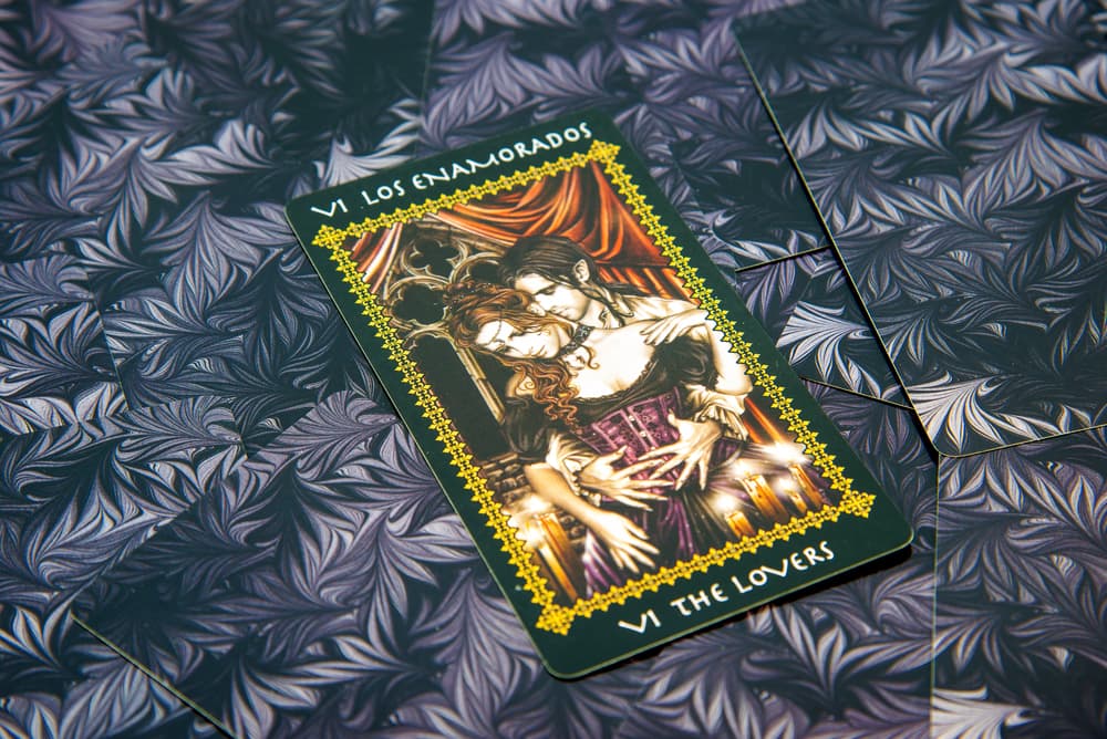 Invertidos, los amantes denotan que nuestras indecisiones nos están aturdiendo. Puede ser que nuestro comportamiento con nosotros mismos o con nuestra pareja se esté volviendo un tanto destructiva o inmadura, que tal vez esté dominada por adicciones románticas, sexuales o dañiñas que nos causan conflictos con todo y todos. ¡Cuidado!