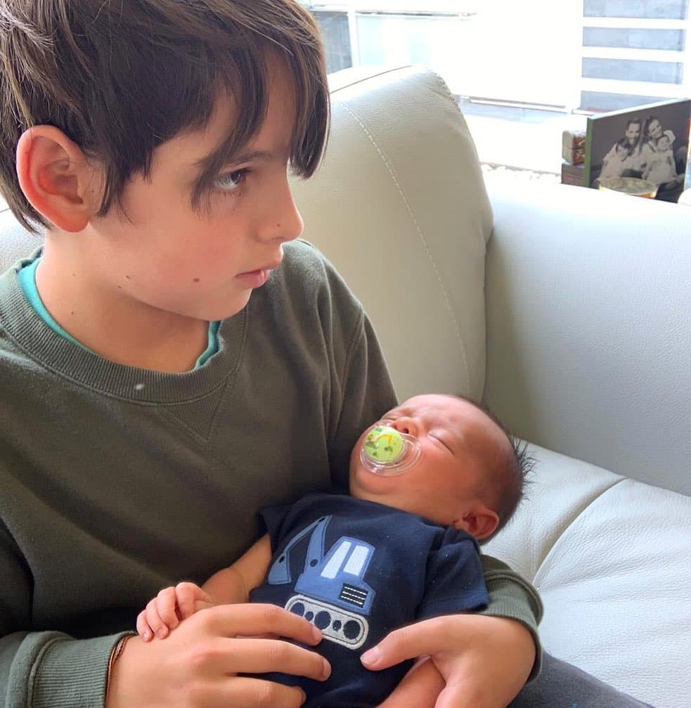 A través de su perfil de Instagram, Valdez compartió esta tierna imagen de su hijo Santino y el pequeño Rocco a la que agregó: "No sé con palabras lo que sentí cuando vi en esta foto a mi hijo... Tan grande, cargando a su hermanito , lloré de tanto amor".