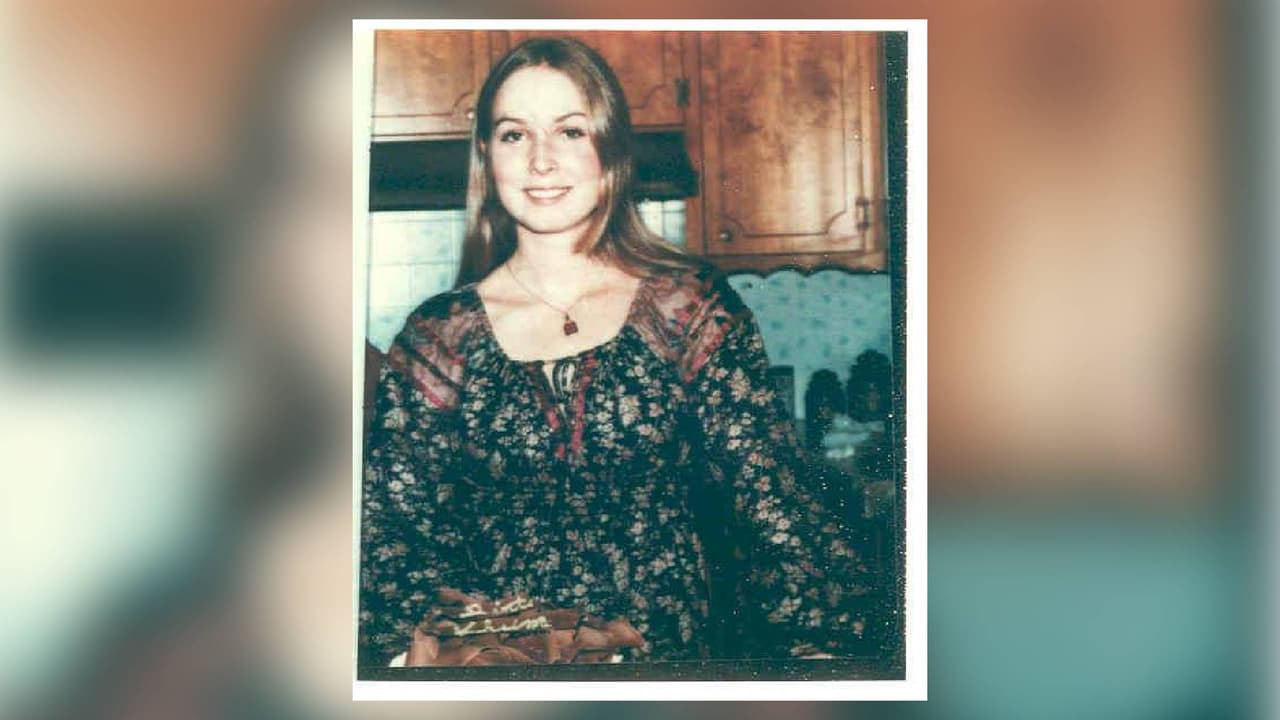 <h3 class="cms-H3-H3">Khymbrly Marcella Scruggs</h3>
<br>La joven estudiante de la Universidad Estatal de California fue vista por última vez en su apartamento cerca de Fair Oaks Boulevard y Howe Avenue el 
<b>12 de enero de 1980</b>. A la mañana siguiente, su compañera de cuarto llegó a casa y no la encontró. Todas sus pertenencias, incluido su bolso, ropa e identificación aún estaban en el apartamento. Se cree que un vecino pudo asesinarla, pero 
<b>nunca se encontraron pruebas</b>, tampoco su cuerpo.