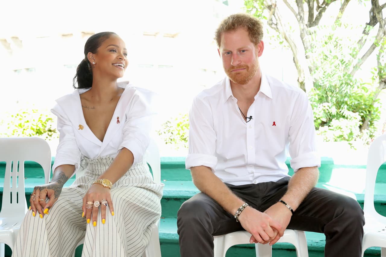 En 20 minutos sabrían los resultados. Mientras Rihanna lucía relajadísima, el príncipe Harry aguardaba más seriecito.