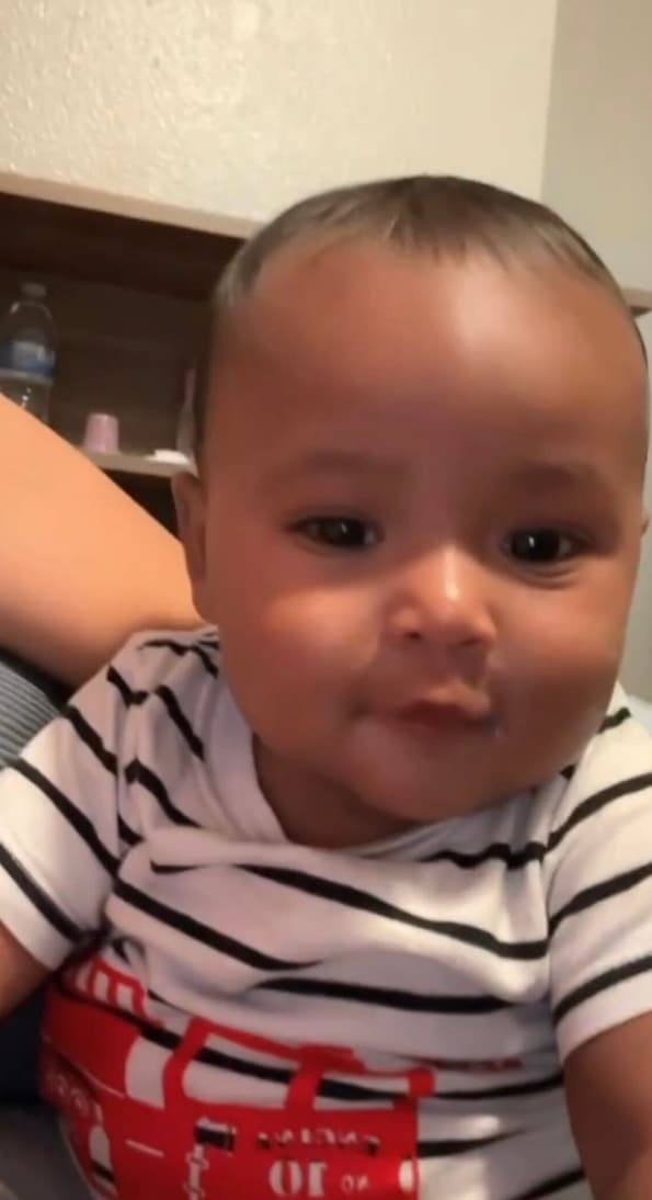 Tras el ataque el pequeño quedó herido por una bala, por lo que su mamá lo tomó y corrió para pedir ayuda.