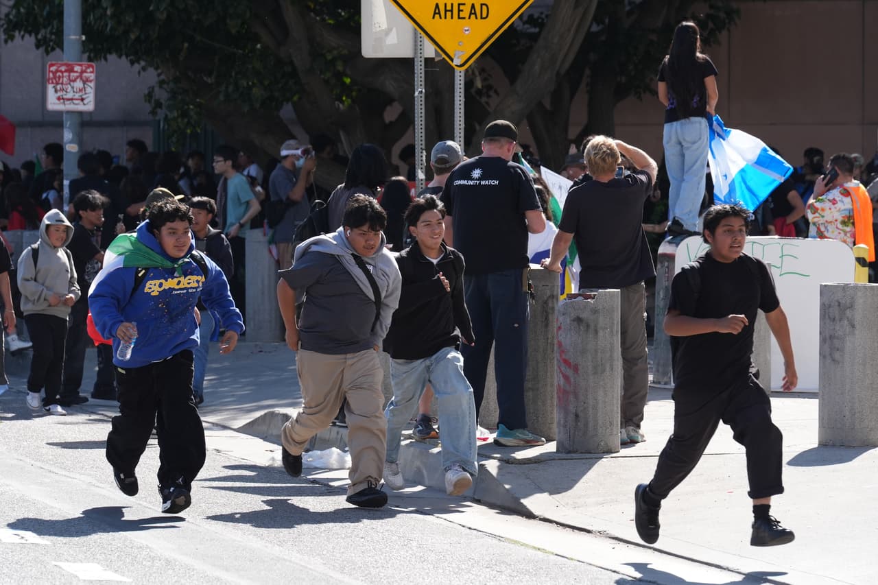 Enfrentamiento durante una protesta estudiantil en el centro de Los Ángeles deja un agente federal herido