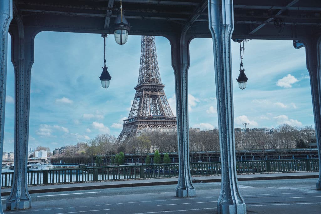 Encuentran un cuerpo descuartizado en una maleta bajo uno de los puentes históricos de París
