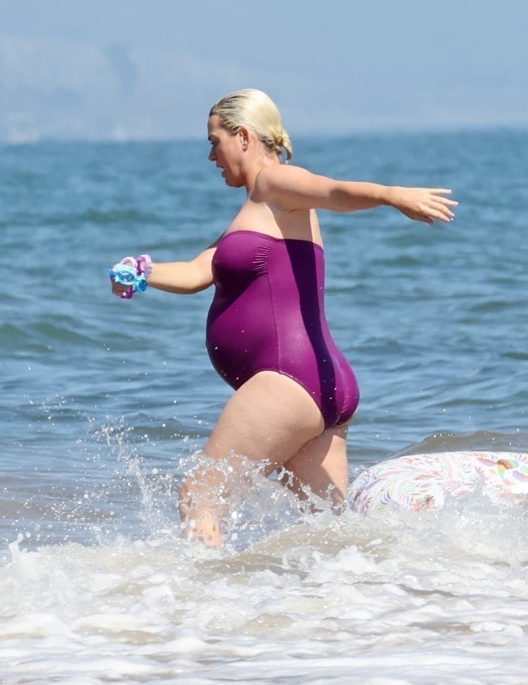 Esta no es la primera vez que la cantante impacta con su outfit. Durante su embarazo, ha presumido todo tipo de vestuarios, ya sea sobre el escenario o en medio del mar. En todos luce su 'baby bump' en todo su esplendor.