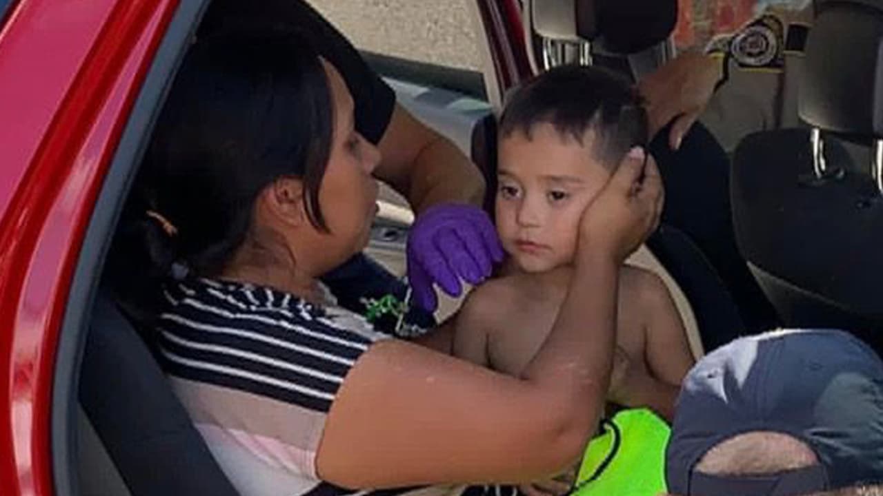 El pequeño Christopher regresó a casa y un año después visitó al equipo que participó en su búsqueda.