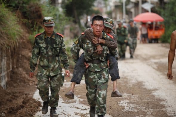 "Los muros de varios edificios se derrumbaron y las tuberías de agua se han roto. La luz se ha cortado", dijo en la red social Weibo un internauta.