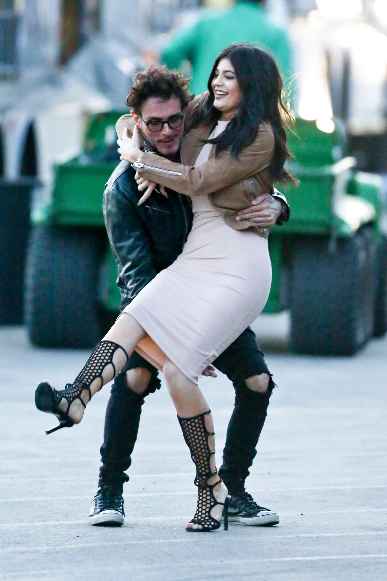 Un muy buen amigo la cargó para evitar que sus tacones de diseñador se estropearan.