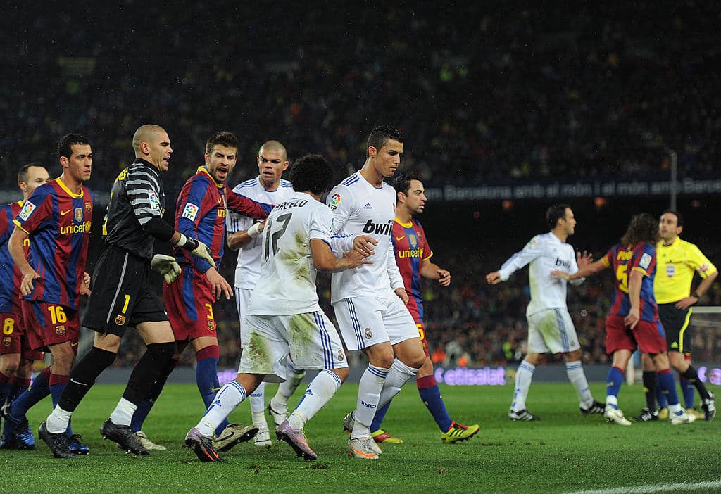 Visiblemente desesperado, Cristiano Ronaldo quiso apresurar un saque de manos y empujó a Guardiola, que demoró en darle el balón, provocando un zafarrancho en la cancha.