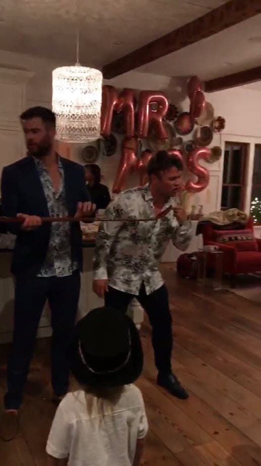 Al fondo se apreciaban unos 
<b><a href="https://www.univision.com/shows/despierta-america/se-casaron-miley-cyrus-y-liam-hemsworth-imagenes-que-dejarian-al-descubierto-la-boda-secreta-de-la-pareja-video">globos color rosa con las abreviaciones "Mr.& Mrs."</a></b> (Señor y Señora).
<br>