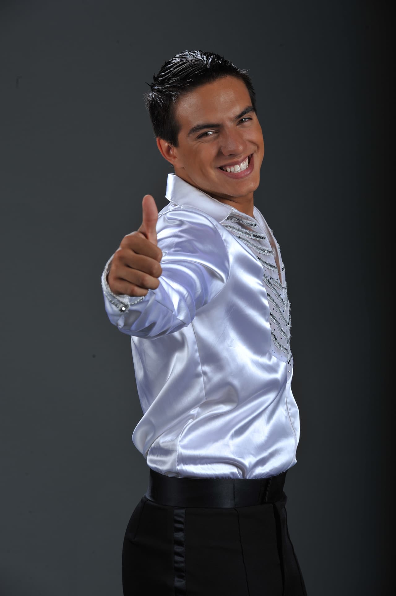 Vadhir Derbez es actor y cantante e hijo del comediante mexicano Eugenio Derbez.