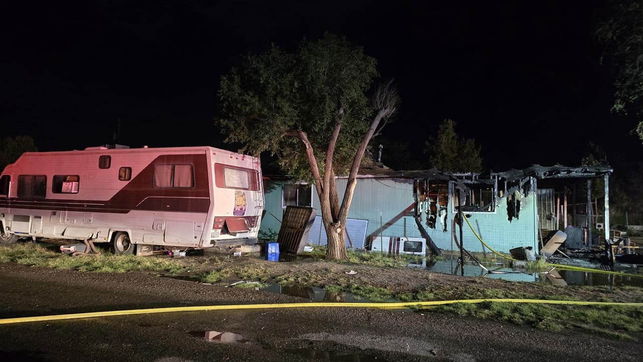 Ahora la Cruz Roja apoya a las personas desplazadas por el incendio para que encuentren un lugar temporal. Se investigan las causas del fuego.