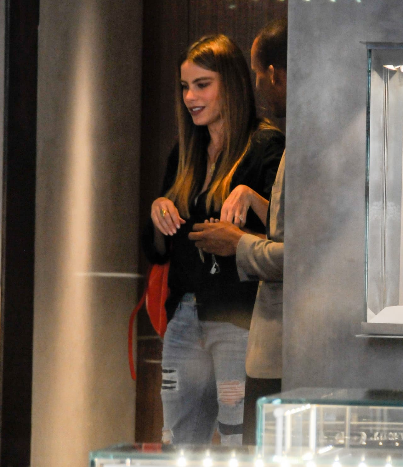 ¡La Vergara quedó fascinada con su visita a la lujosa tienda!