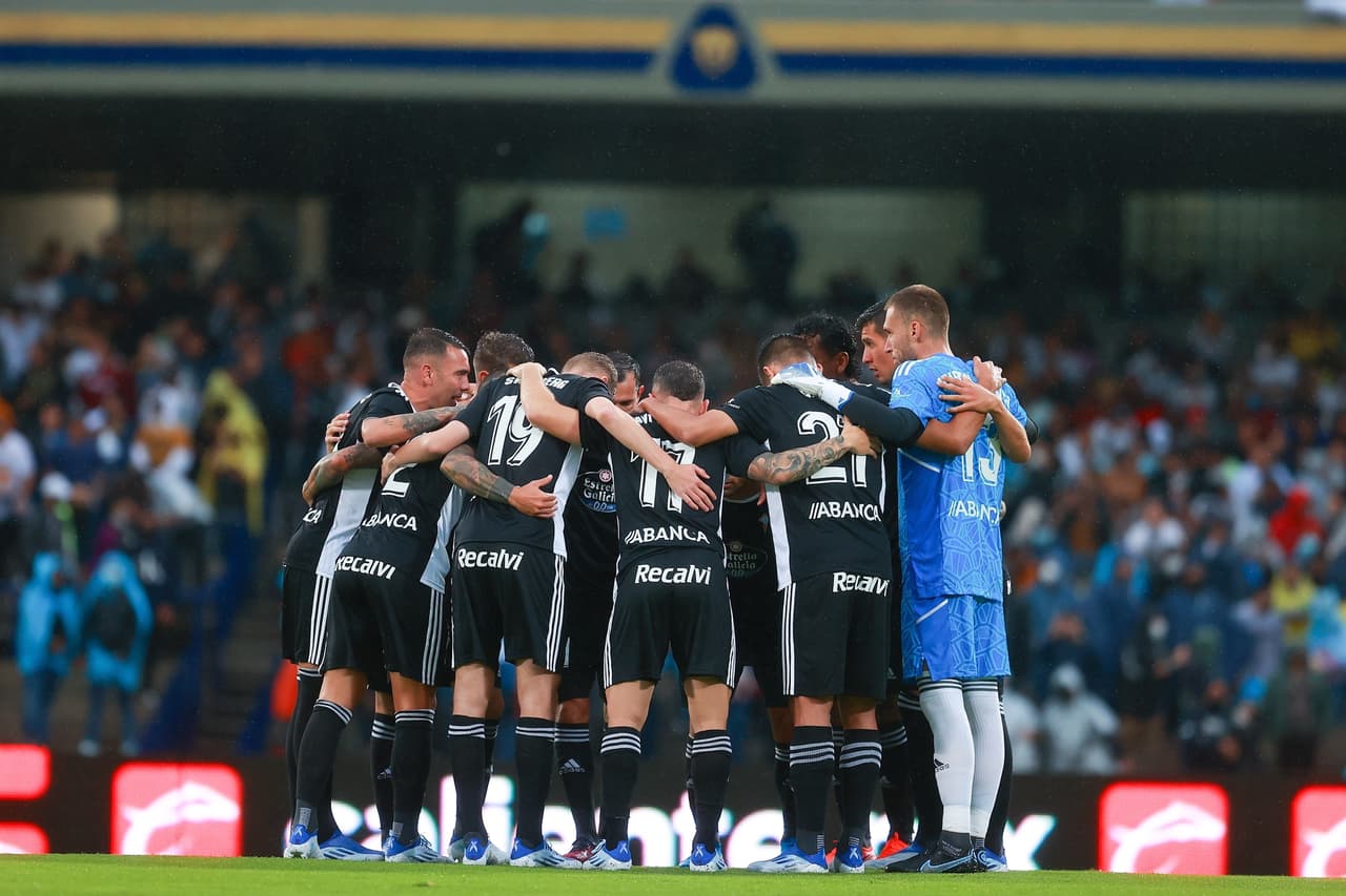 Pumas recibió al Celta de Vigo en Ciudad Universitaria en plena lluvia torrencial que ayudó a la velocidad del juego y al ataque incesante de los universitarios en el primer cuarto de hora.