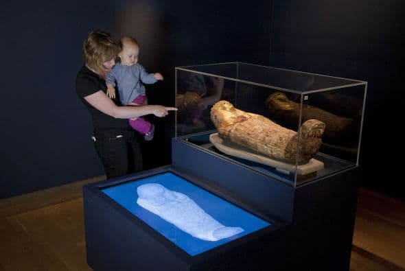 La primera momia entró en la colección del museo en 1756, pero ninguna de ellas ha sido desenvuelta por el daño que les podrían hacer.