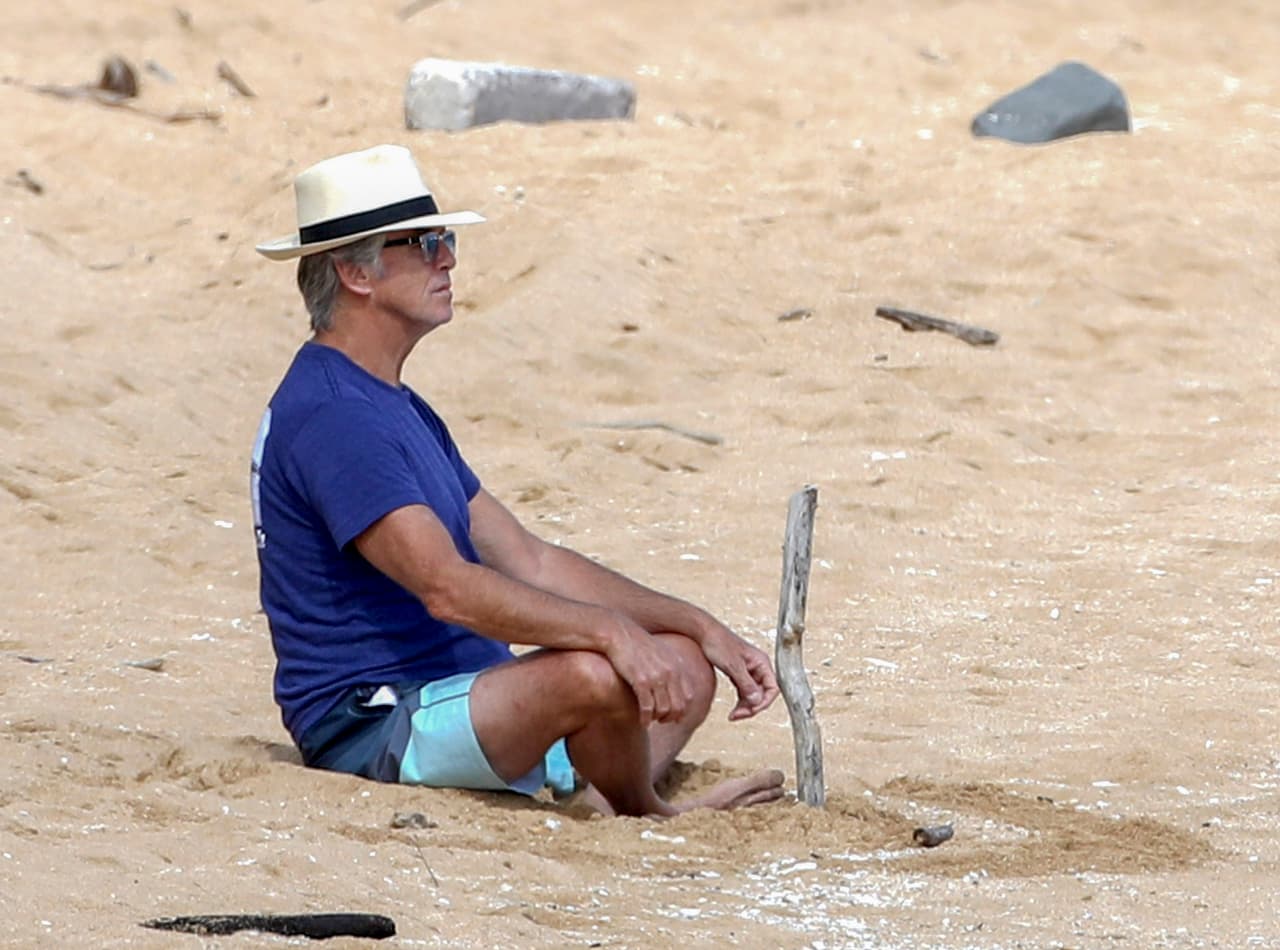 El irlandés de 66 años se ubicó un lugar aislado en la playa y se tomó un momento para meditar.