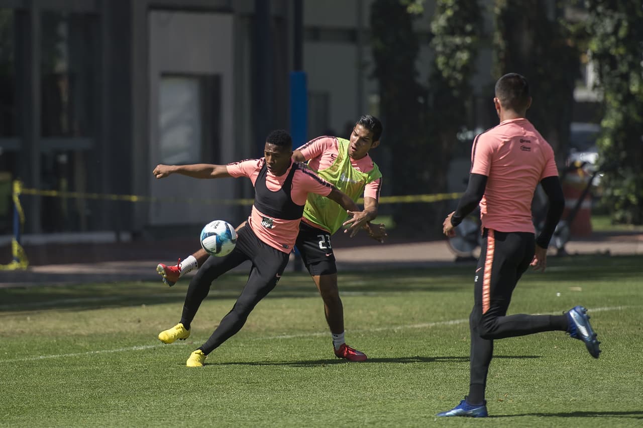 El colombiano Andrés Ibarguén es uno de los que trabaja duro para tener la confianza de Miguel Herrera y poder ser titular.