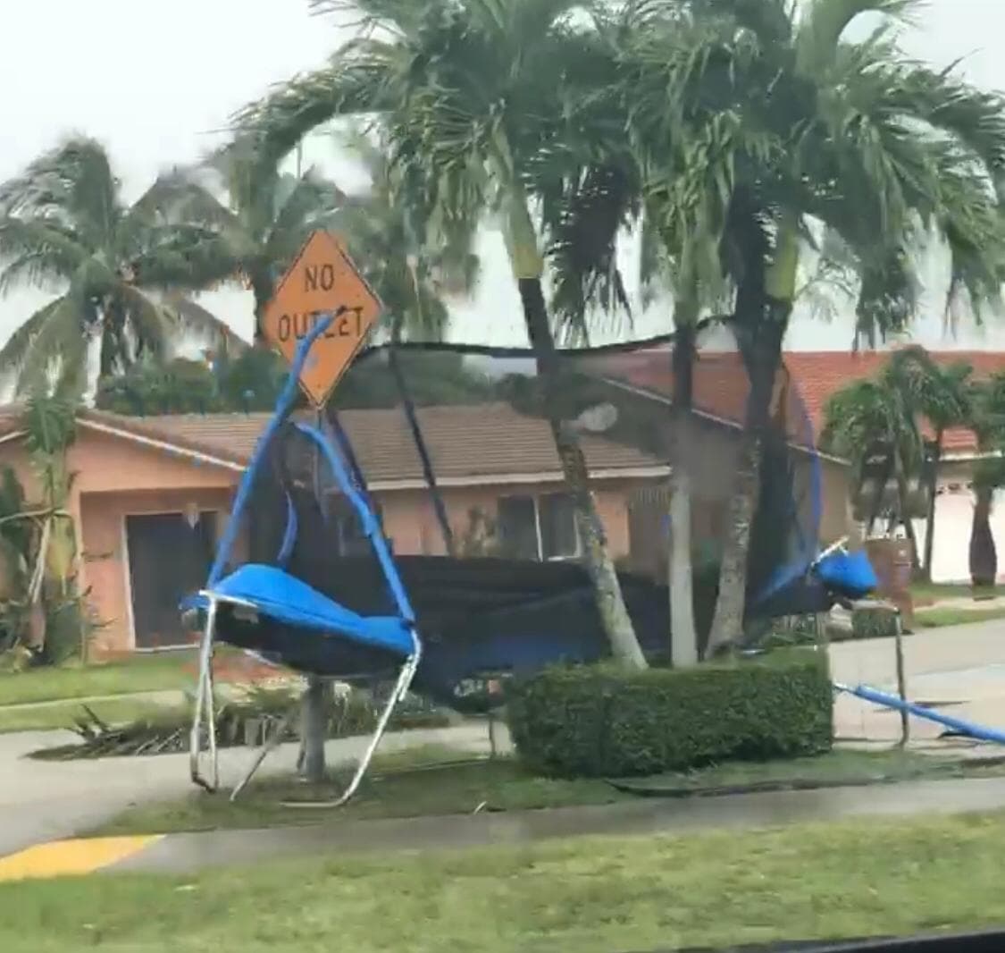 El trampolín de una de las casas de la avenida Miller fue arrastrado hasta la mitad de la vía.