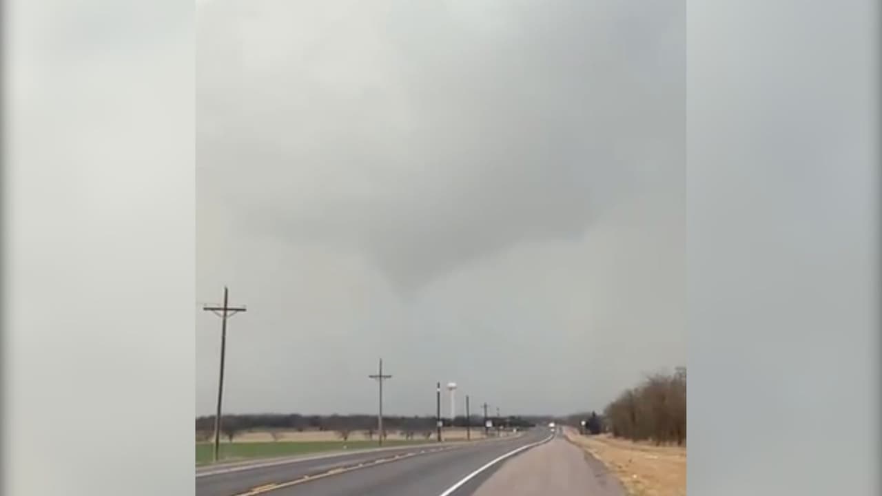 También en Leonard, automovilistas captaron el momento en el que un posible tornado se formó y atravesó la
<b> autopista 78 en Fannin,</b> Texas.