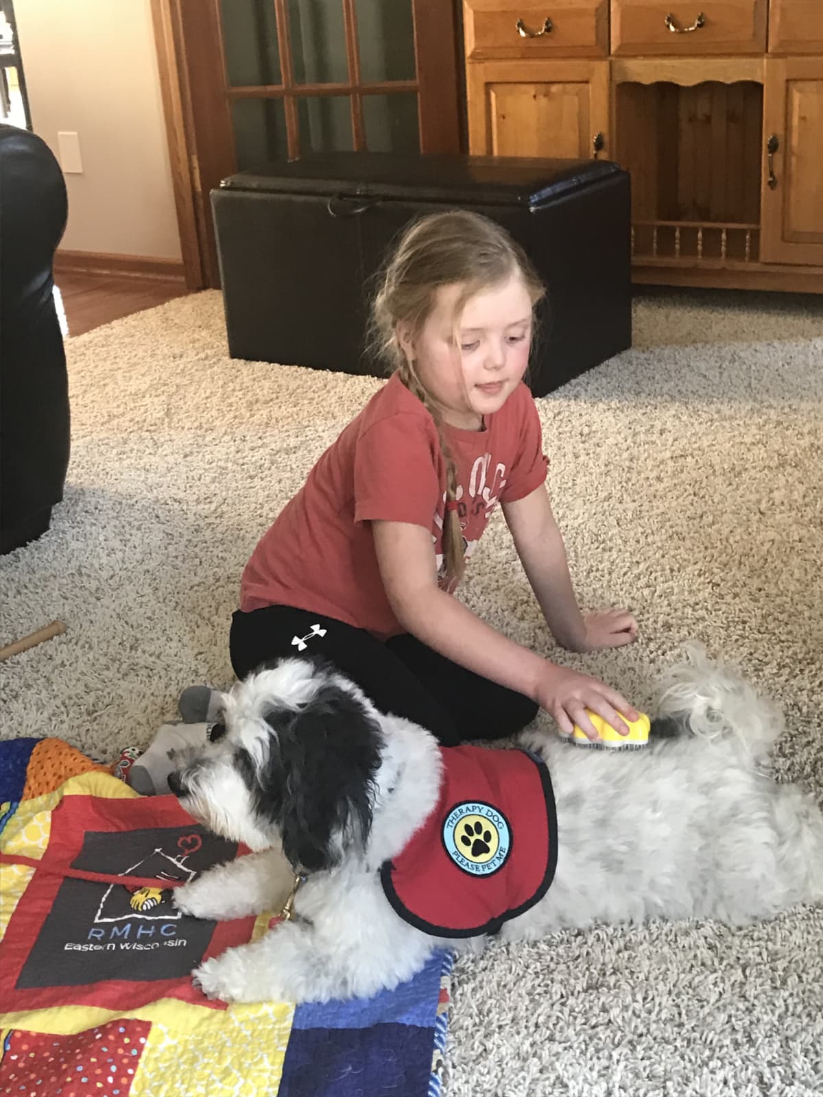 Emma adora los perros y recibe visitas de animales terapeutas que la hacen sonreír.