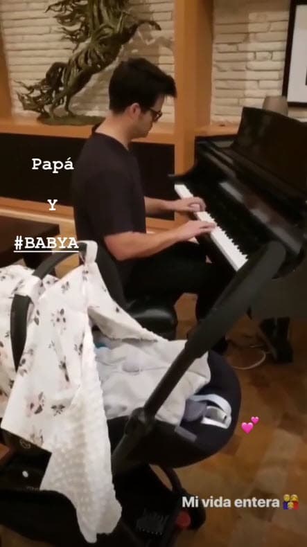 Aunque hasta el momento no han mostrado el rostro de la niña, Sharis compartió un tierno momento en donde Brandon Peniche, padre de la bebé, le toca una melodía con el piano.