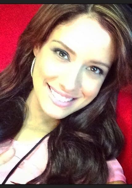 Con un rostro angelical y una sonrisa que enamora, así se dispone a descansar Aleyda antes de Premios Juventud.