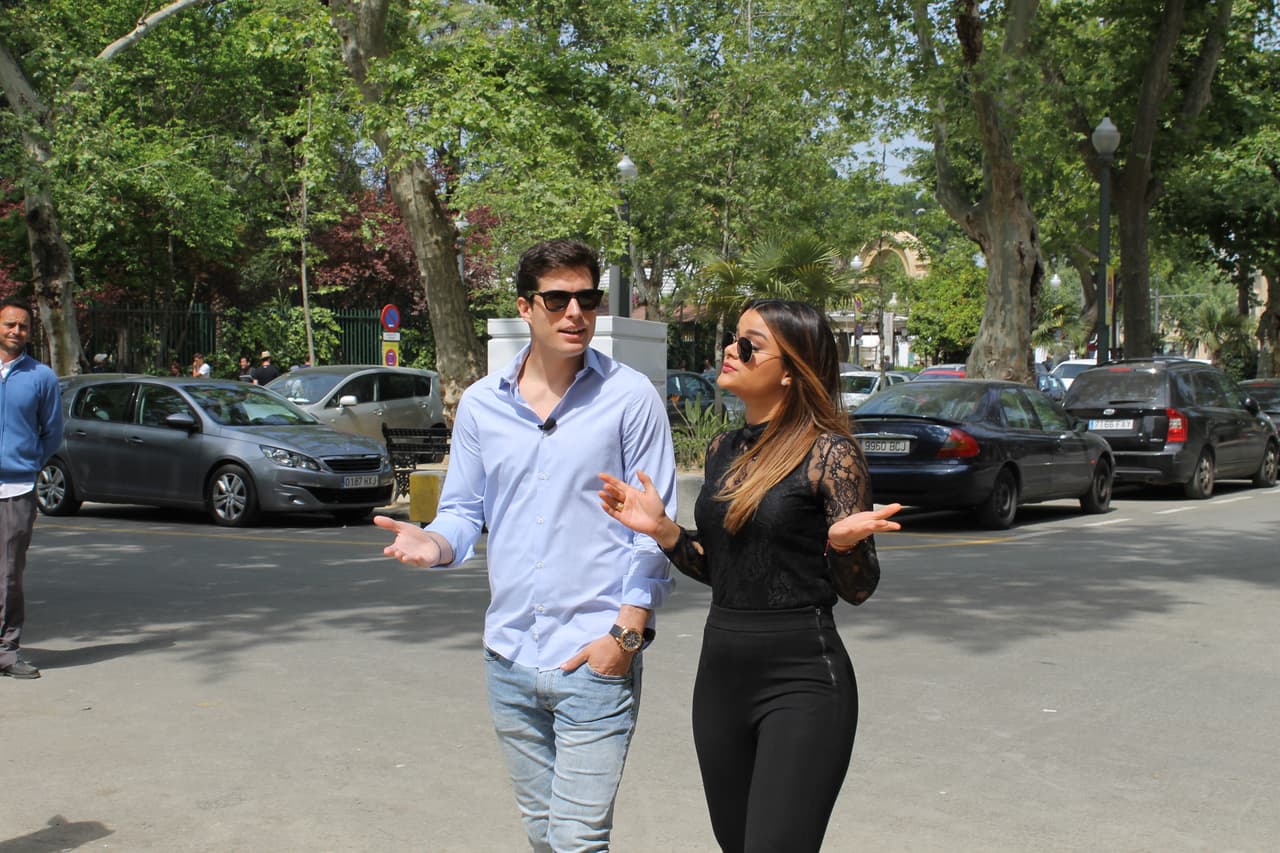 Danilo Carrera se encontraba en Sevilla, España para participar en las trasmisiones especiales de Univision con el motivo de la Semana Santa y aprovechó la oportunidad para invitar a Clarissa Molina a dar un paseo en carroza por la emblemática Plaza España.
<br>