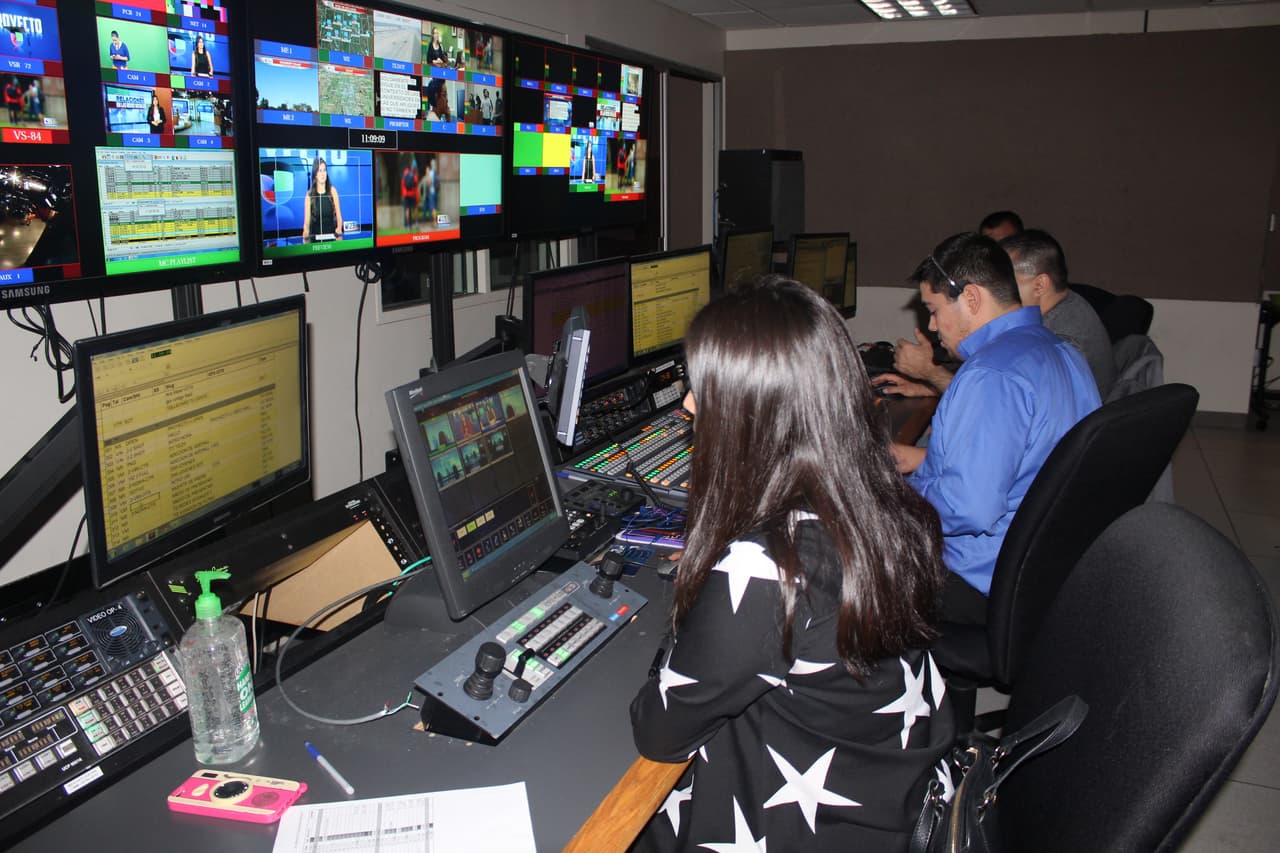 Todos atentos al momento de grabar para poder recrear lo más fielmente posible al noticiero como si fuera en vivo