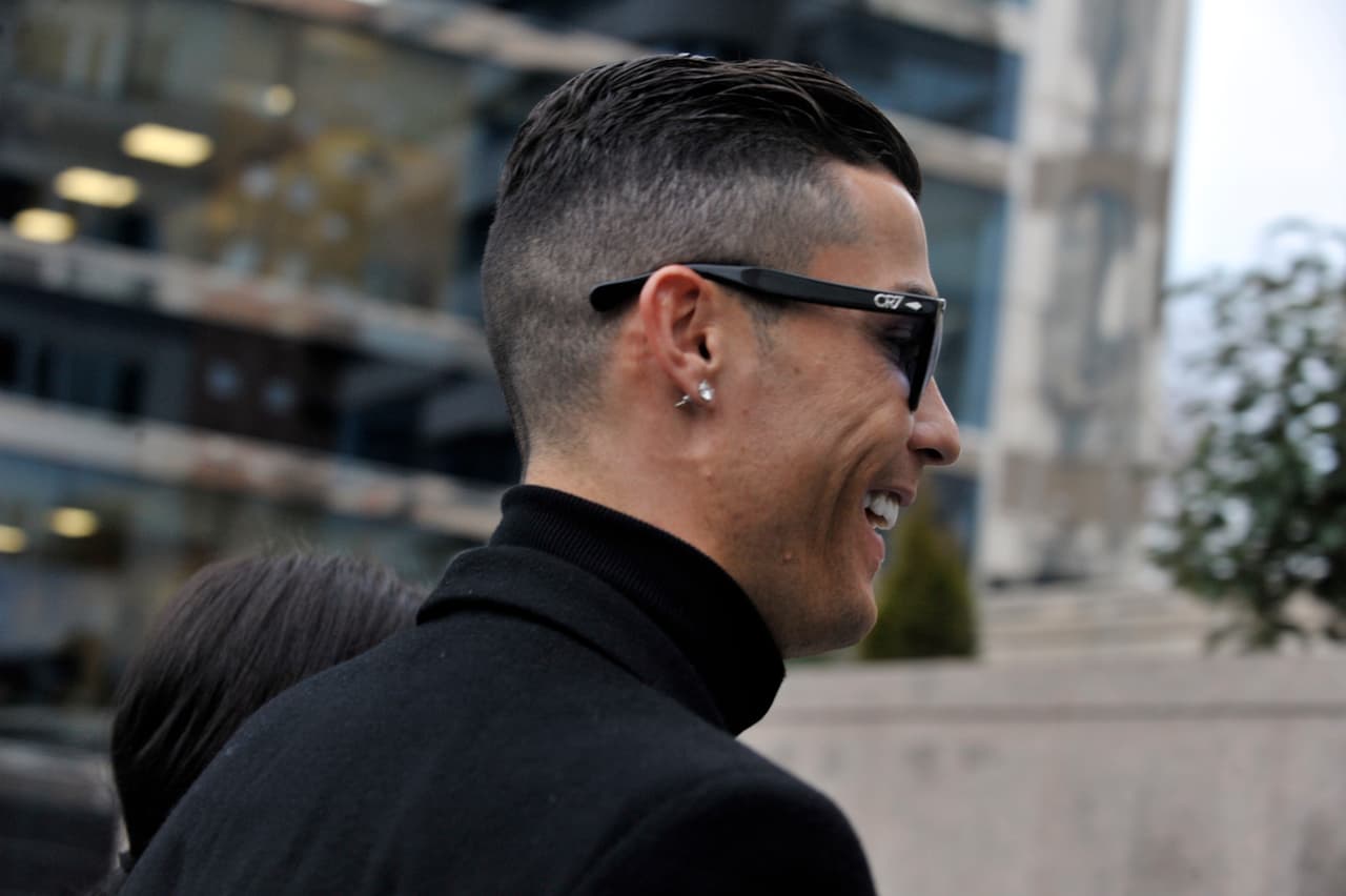 Y "decreta la sustitución de las penas de prisión impuestas por una pena de multa" de 360.000 euros, que figuran dentro de la multa millonaria que ya ha consignado el jugador, que recoge también el dinero defraudado y los intereses de demora.