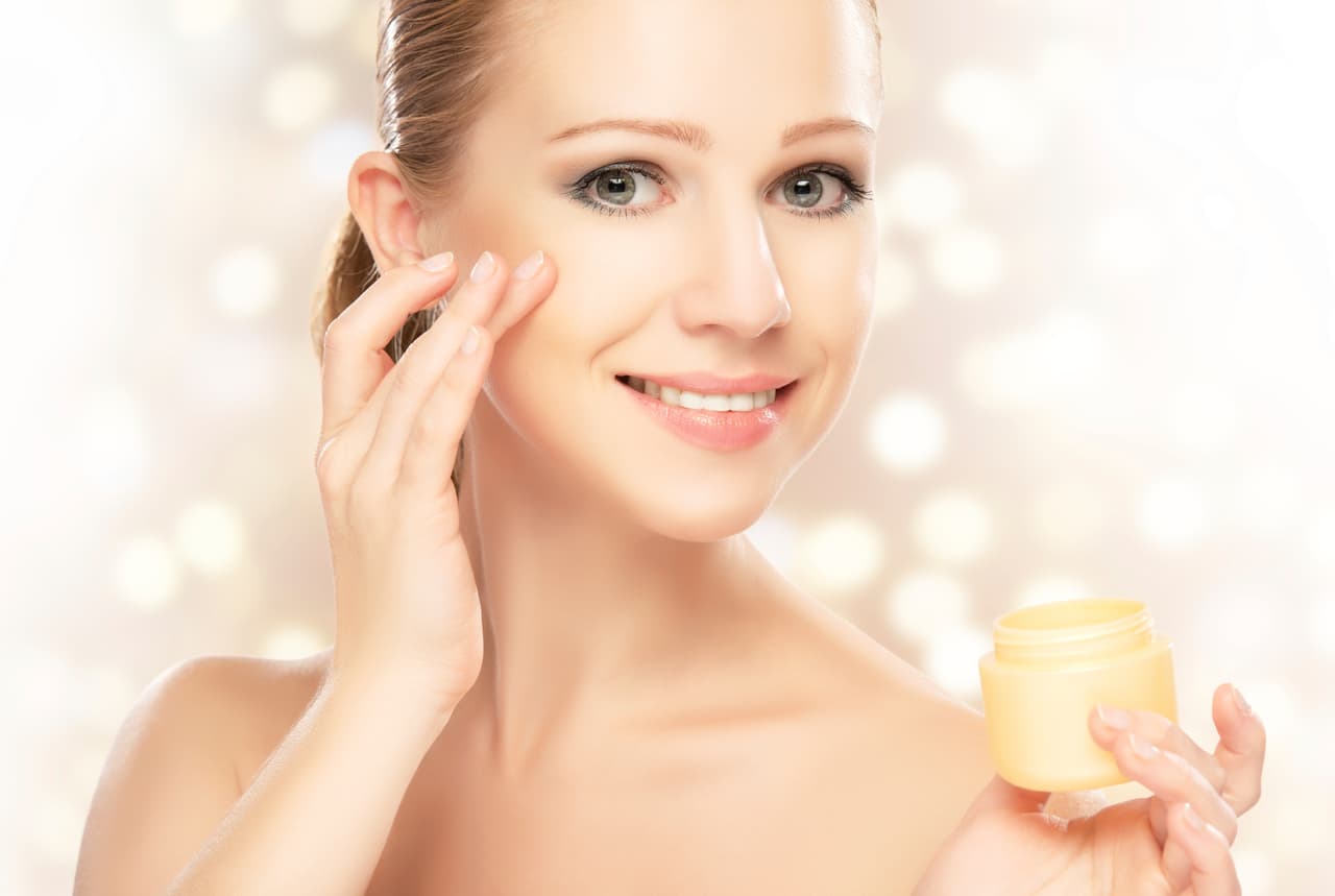 <b>No exfolies tu piel.</b> La depilación con cera es una de las más utilizadas y eficaces, pero para reducir el dolor que produce este método te recomendamos no exfoliar la piel al menos dos días antes de la depilación.