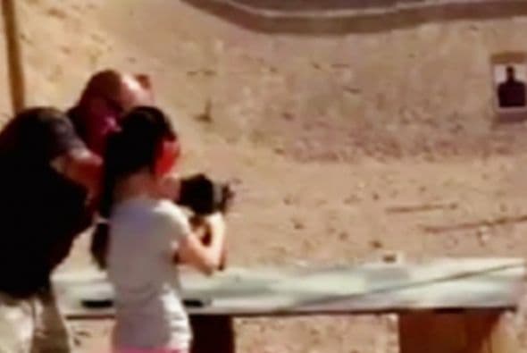Niña mata con accidentalmente a instructor de tiro: En agosto, nuestro estado acaparó los titulares a nivel nacional. Una gran conmoción y debate generó la historia de una niña de 9 años de edad que accidentalmente le disparó en la cabeza a su instructor de tiro con un arma automática Uzi en un campo de tiro en White Hill, y el incidente fue captado en video.