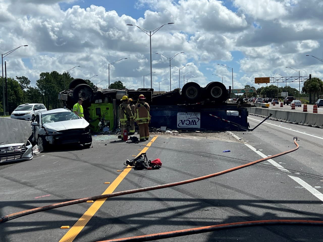 Tras el choque, el camión se volcó y se estrelló contra un muro de concreto, una baranda y un poste, hasta finalmente regar todos los escombros de construcción a la altura del marcador de la milla 7 de la autopista 417.