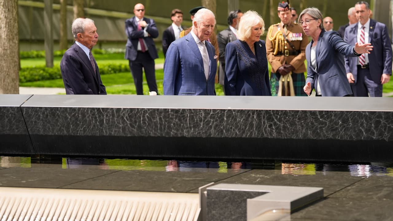 Los monarcas llegaron en caravana y fueron recibidos por líderes locales, entre ellos 
<b>el exalcalde Michael Bloomberg. </b>Frente a las piscinas conmemorativas, Carlos III depositó flores en uno de los parapetos grabados con los nombres de las víctimas del 11 de septiembre.