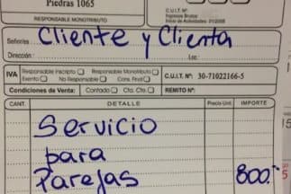 Factura simbólica con el precio de un servicio para parejas. 