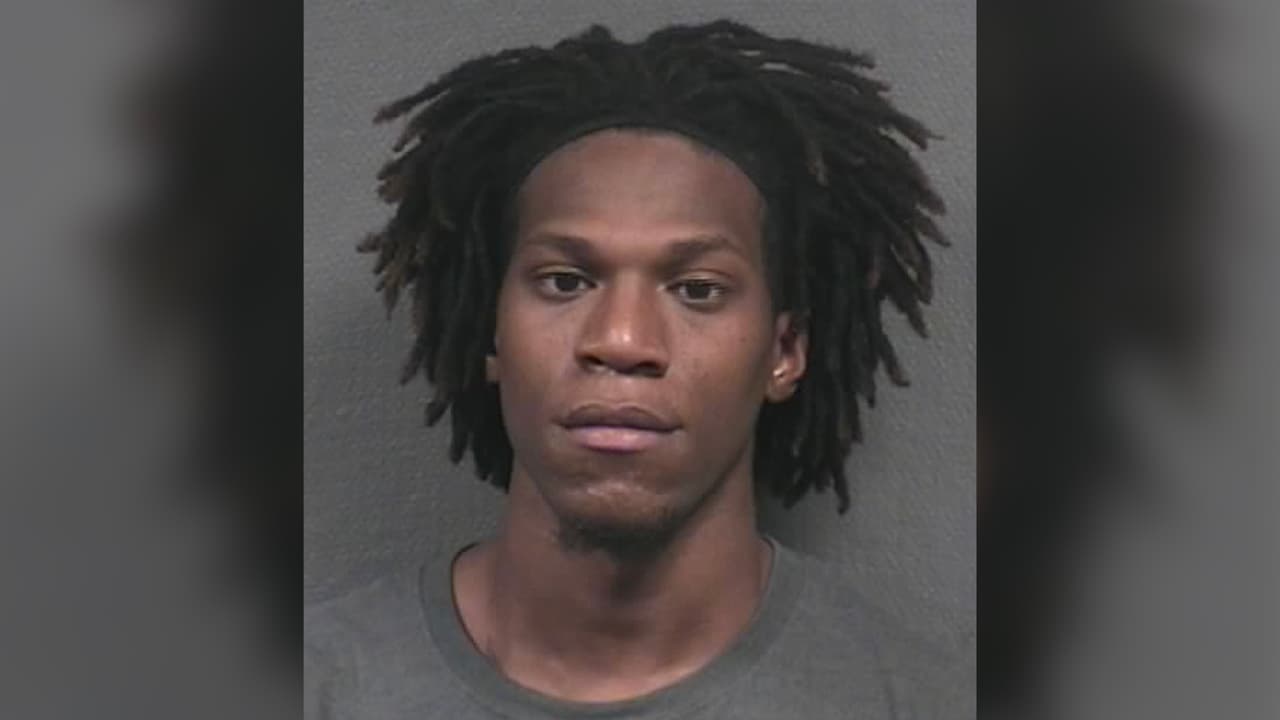 Acusan a hombre de asesinar a una mujer y dejarla tirada en medio de una calle en Houston