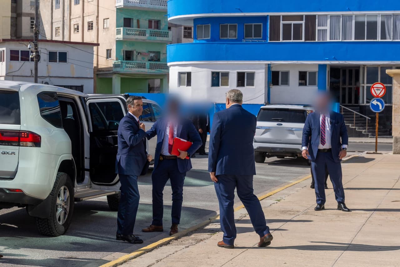 El director de la CIA, John Ratcliffe, en La Habana. Quien parece recibirlo es el embajador Mike Hammer