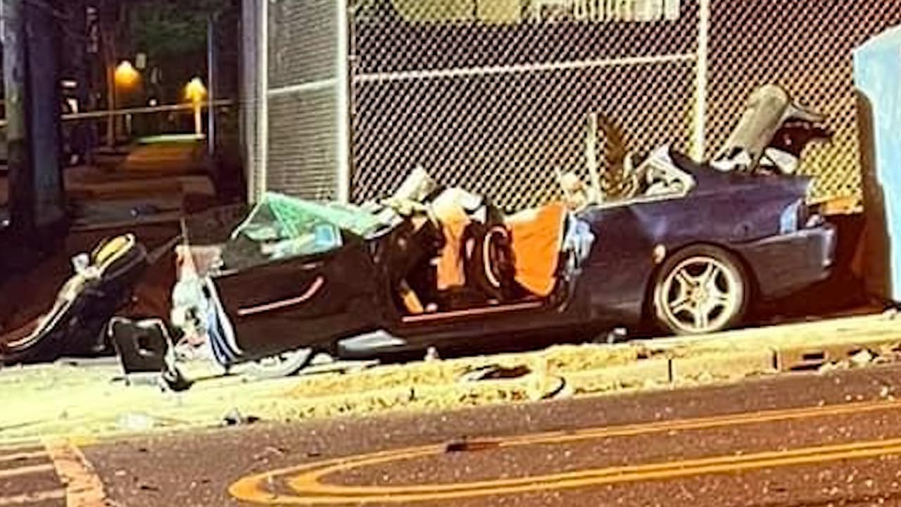 El auto en el que viajaban 
<b>fue impactado de lleno por un sedan negro</b>, que la familia presume que se trata de un carro robado.
<br>