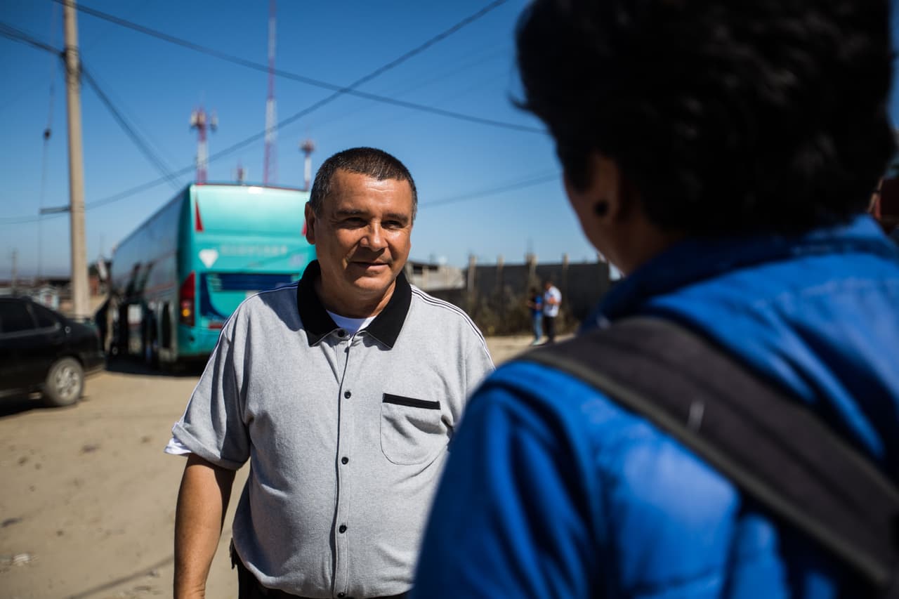 El pastor del albergue Ágape, Alberto Rivera, charla con una de las trabajadoras de la OIM, quien brinda información a los migrantes sobre el programa de Retorno Voluntario Asistido que la agencia de la ONU ejecuta en la frontera con fondos del gobierno de Estados Unidos.
<br> 
<br>