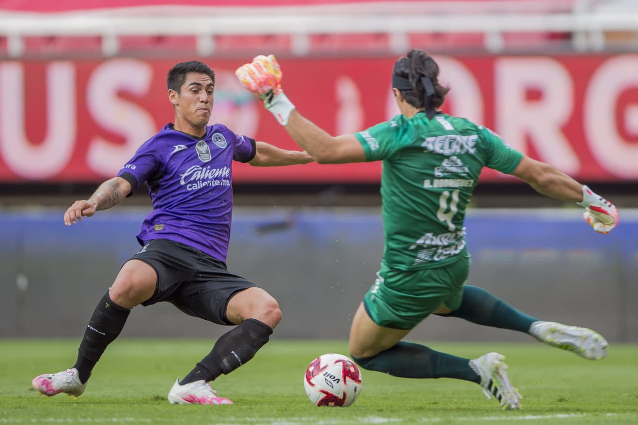 Hacia el final de la primera mitad, pintaron de amarillo a Roberto Meraz por una entrada desmedida sobre Antonio Rodríguez, el guardameta rojiblanco.