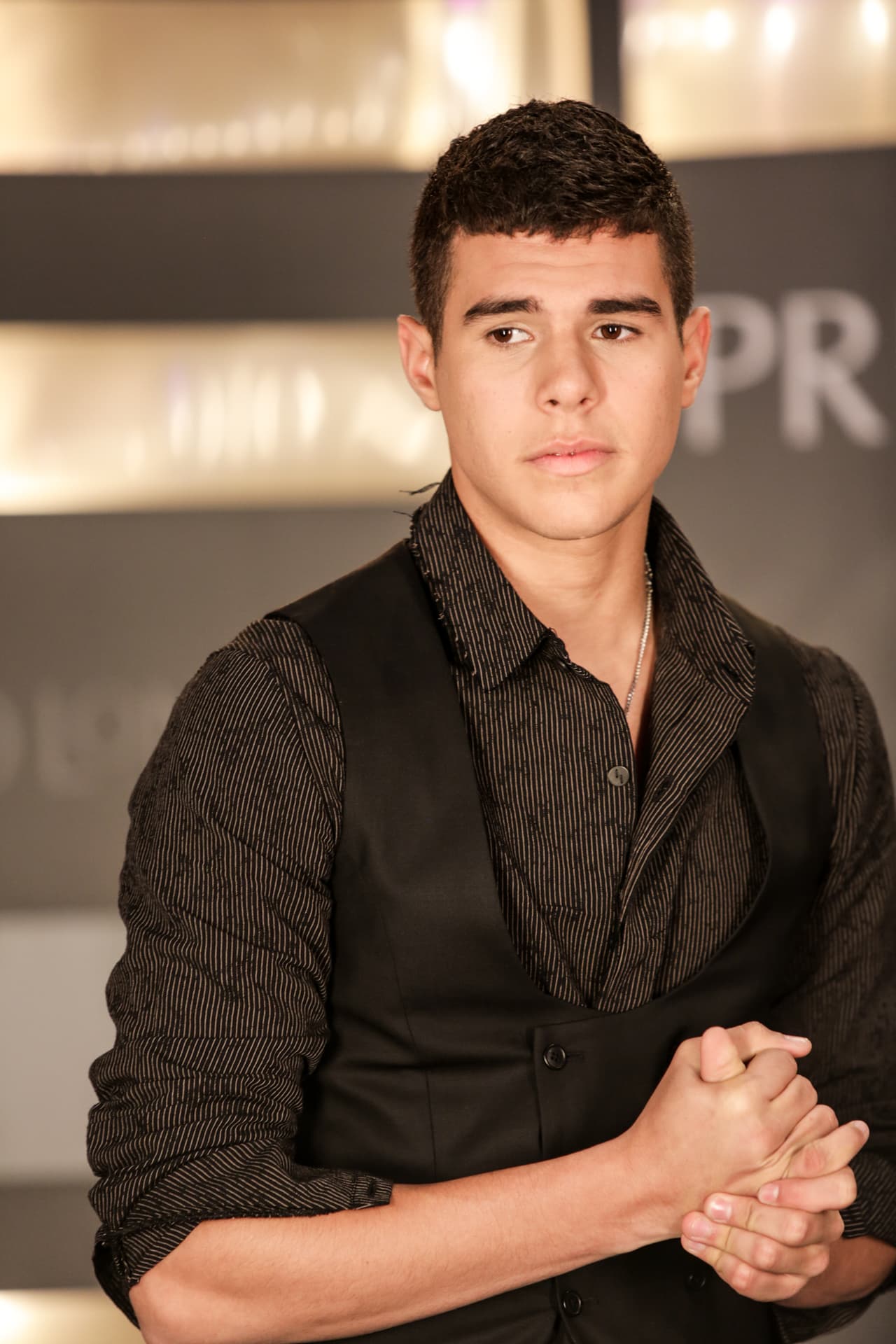 Los chicos tomaron un 'break' de la gira de conciertos de su manager Ricky Martin para asistir por primera vez a Premio Lo Nuestro. Los fans enloquecieron al verlos en la alfombra y estuvieron ansiosos por verlos cantar su sencillo "Tan fácil".