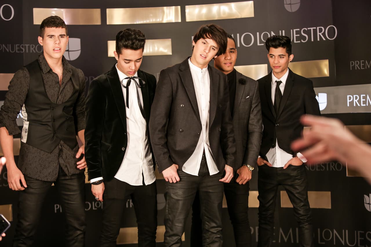 Los chicos tomaron un 'break' de la gira de conciertos de su manager Ricky Martin para asistir por primera vez a Premio Lo Nuestro. Los fans enloquecieron al verlos en la alfombra y estuvieron ansiosos por verlos cantar su sencillo "Tan fácil".