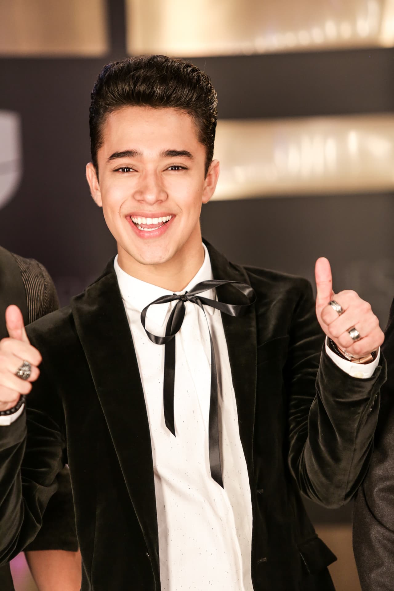 Los chicos tomaron un 'break' de la gira de conciertos de su manager Ricky Martin para asistir por primera vez a Premio Lo Nuestro. Los fans enloquecieron al verlos en la alfombra y estuvieron ansiosos por verlos cantar su sencillo "Tan fácil".