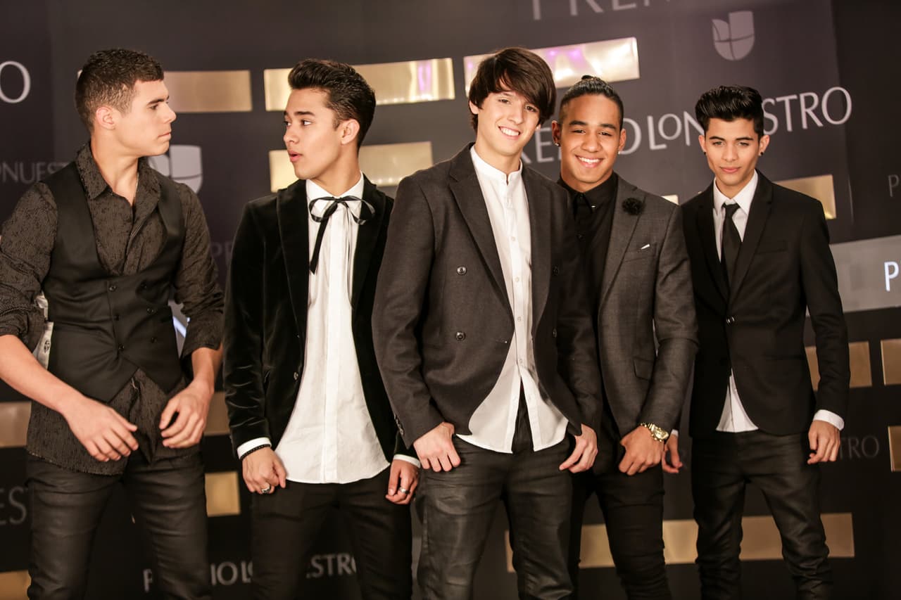 Los chicos tomaron un 'break' de la gira de conciertos de su manager Ricky Martin para asistir por primera vez a Premio Lo Nuestro. Los fans enloquecieron al verlos en la alfombra y estuvieron ansiosos por verlos cantar su sencillo "Tan fácil".