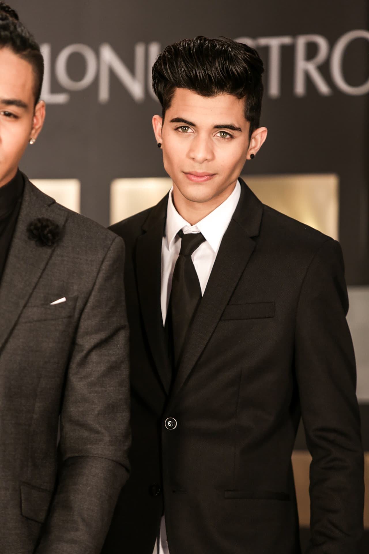 Los chicos tomaron un 'break' de la gira de conciertos de su manager Ricky Martin para asistir por primera vez a Premio Lo Nuestro. Los fans enloquecieron al verlos en la alfombra y estuvieron ansiosos por verlos cantar su sencillo "Tan fácil".