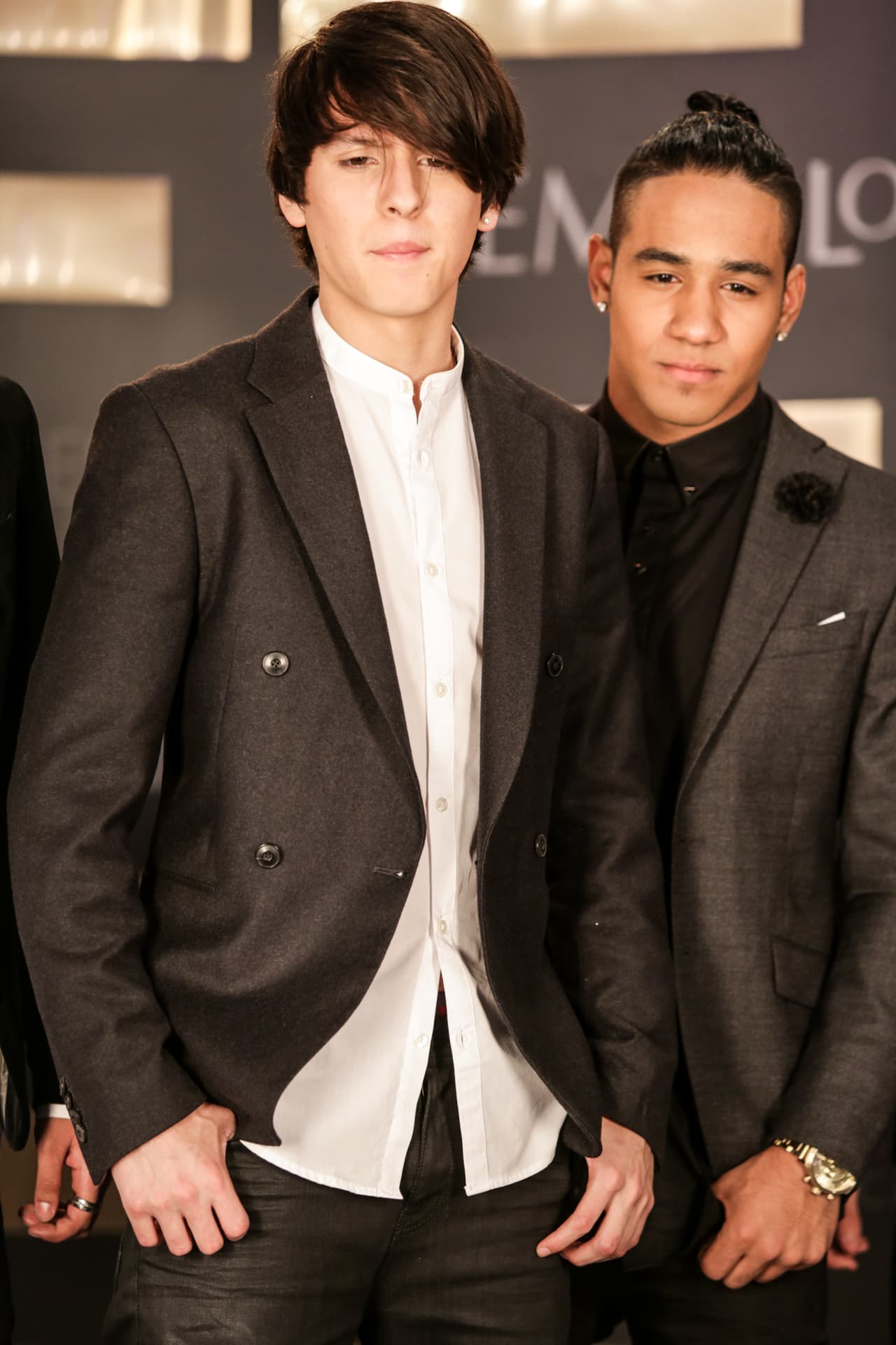 Los chicos tomaron un 'break' de la gira de conciertos de su manager Ricky Martin para asistir por primera vez a Premio Lo Nuestro. Los fans enloquecieron al verlos en la alfombra y estuvieron ansiosos por verlos cantar su sencillo "Tan fácil".