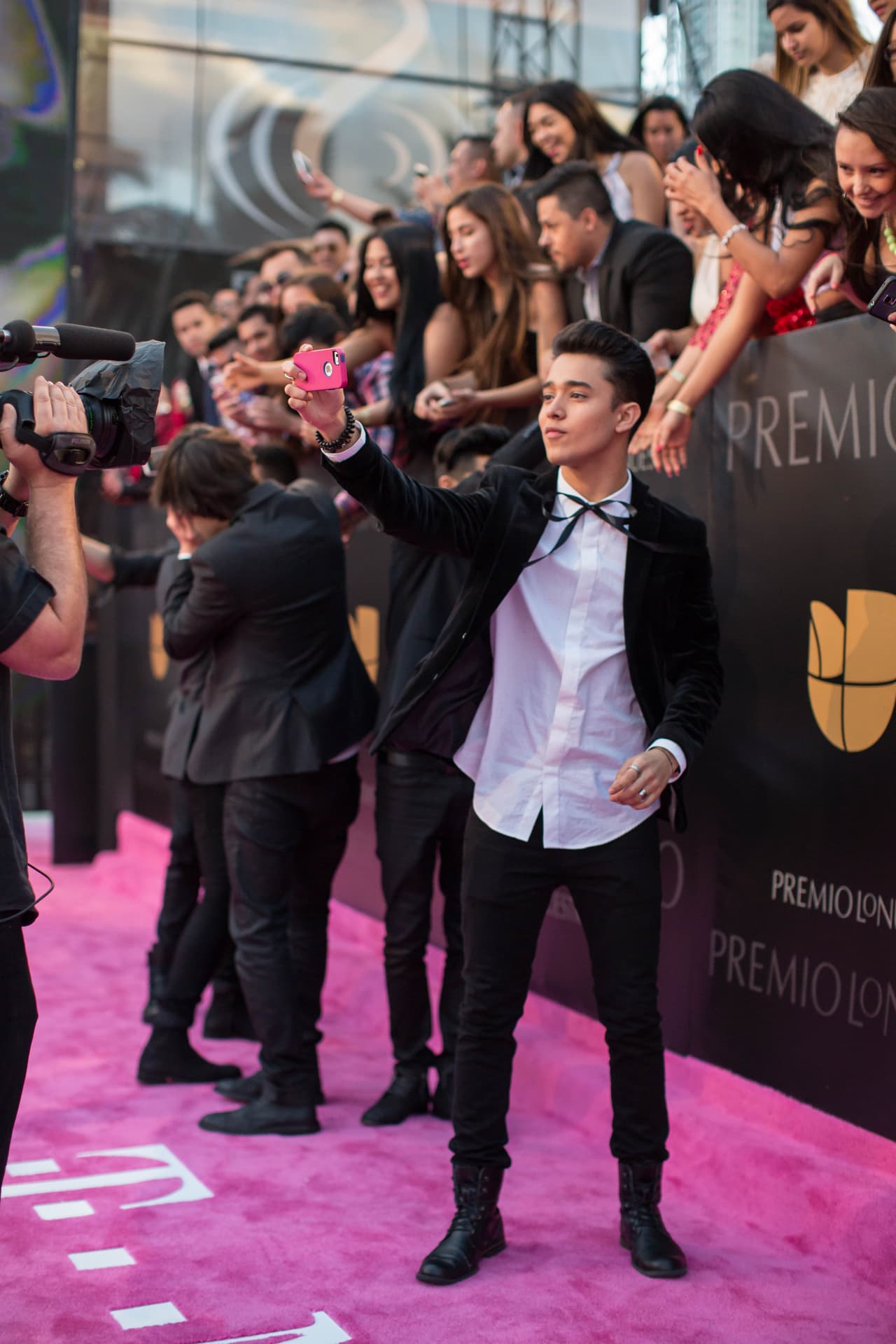 Los chicos tomaron un 'break' de la gira de conciertos de su manager Ricky Martin para asistir por primera vez a Premio Lo Nuestro. Los fans enloquecieron al verlos en la alfombra y estuvieron ansiosos por verlos cantar su sencillo "Tan fácil".