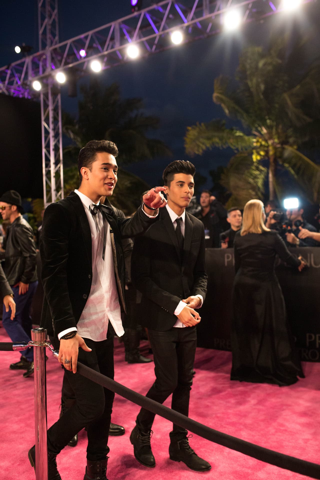 Los chicos tomaron un 'break' de la gira de conciertos de su manager Ricky Martin para asistir por primera vez a Premio Lo Nuestro. Los fans enloquecieron al verlos en la alfombra y estuvieron ansiosos por verlos cantar su sencillo "Tan fácil".