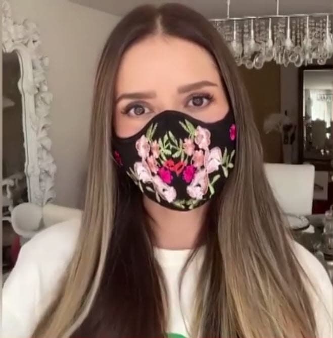 La actriz mexicana 
<b>Marlene Favela</b> optó por un diseño floral para cubrir su rostro.