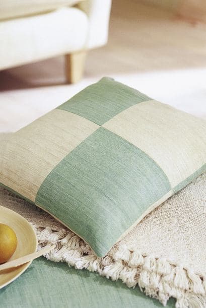 Para lograrlo, puedes recurrir a tapizados, cortinas y empapelados con estampas en tonos pastel, para animar los ambientes, sin que parezcan más pequeños.