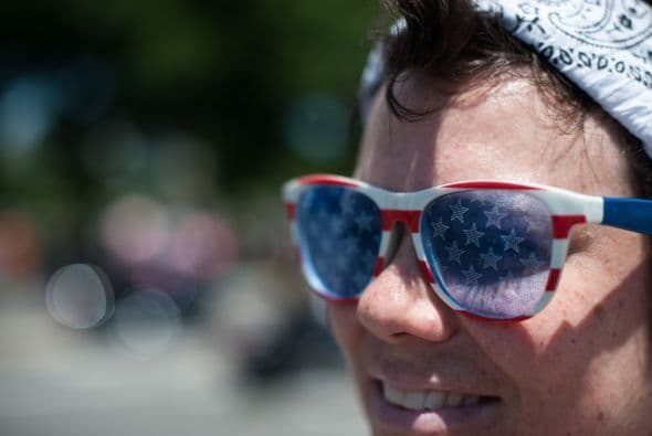 Una mujer lleva las barras y estrellas de gafas de sol mientras asiste a paseo los ciclistas anuales Rolling Thunder.