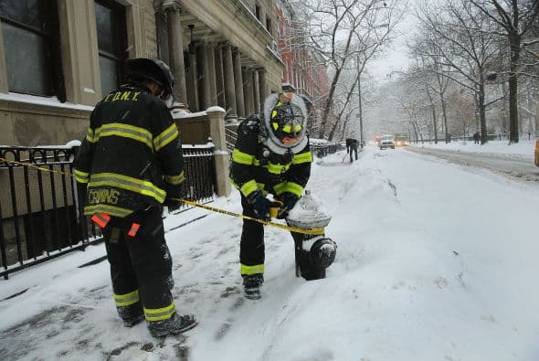 La nieve que deja la tormenta invernal "Pax" en la costa este de Estados Unidos ha causado al menos una decena de muertes, principalmente por accidentes de tráfico, y provocado la cancelación de más de 5.000 vuelos. Washington, está paralizada casi por completo, con acumulaciones de entre 20 y 30 centímetros, lo que ha causado el cierre de las oficinas federales y escuelas; los dos aeropuertos de la ciudad permanecen hoy cerrados. Filadelfia y Nueva York, donde se ha declarado el estado de emergencia, esperan acumular entre 30 y 40 centímetros de nieve y también se espera que las fuertes rachas de viento alcancen 80 kms. por hora. Las autopistas y carreteras en Carolina del Norte sufren desde últimas horas de la tarde del miércoles enormes atascos, en gran medida provocados porque muchos conductores decidieron abandonar sus vehículos en la calzada ante la imposibilidad de seguir su camino debido a las placas de hielo y las acumulaciones de nieve. En Atlanta cerca de 250.000 hogares se mantienen sin suministro eléctrico. Las mayores acumulaciones de nieve ocurrirán entre hoy y mañana a lo largo del corredor de la Interestatal 95, que recorre el nordeste del país, incluyendo las áreas metropolitanas de Washington, Baltimore (Maryland), Nueva York y el interior de Nueva Inglaterra.